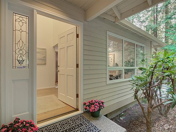 4th image of 810 238th Avenue NE