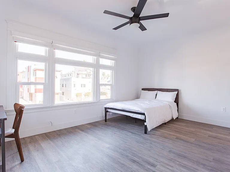 1158 W 37th St #5 — Photo 15