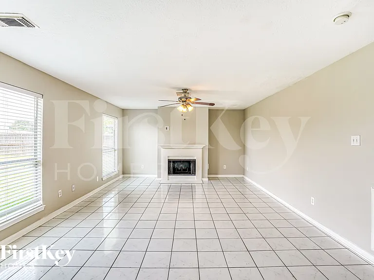518 Foxglove Dr — Photo 2