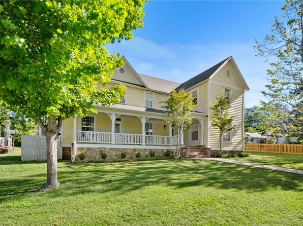 102 W Bush St, Prairie Grove, AR 72753