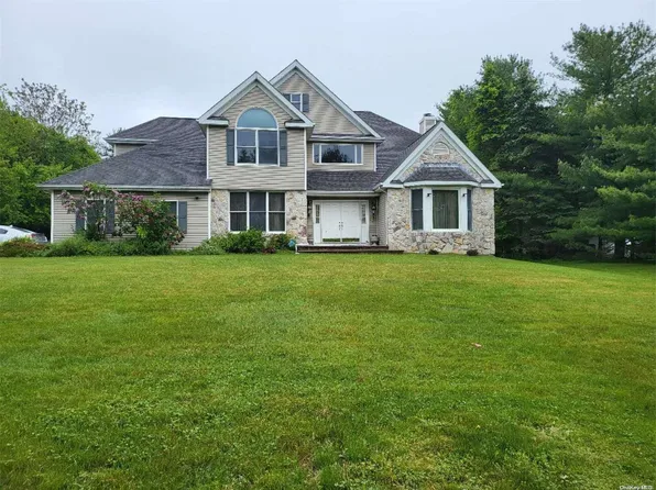 5 Sugar Maple Court, Dix Hills, NY 11746