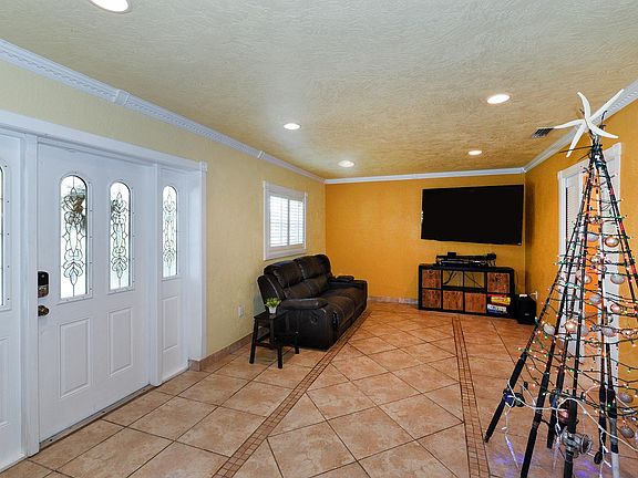 4th image of 179 N Coconut Palm Blvd