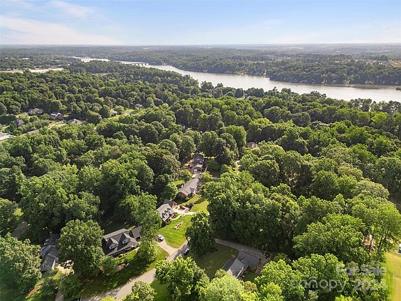 2nd image of 304 Fallingbrook Dr