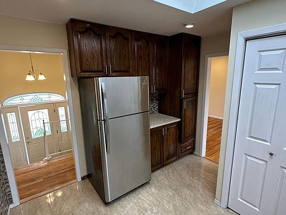 5th image of 63 Diamond Ave Floor 2