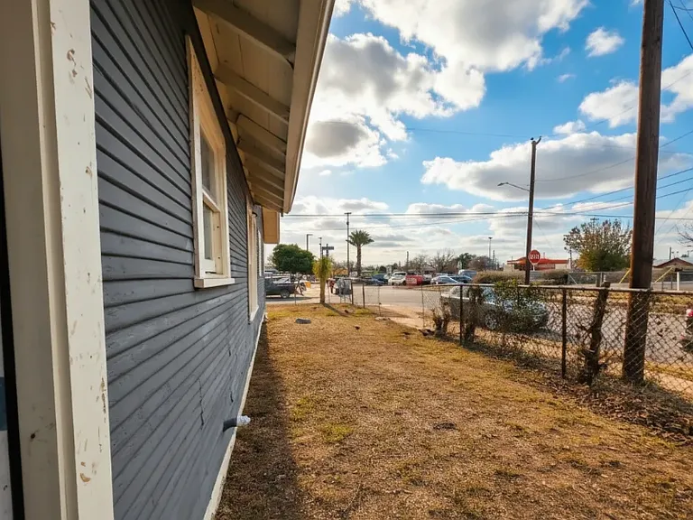 2623 W Houston St — Photo 21