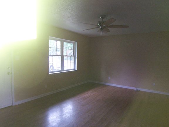 3rd image of 154 Richmond St