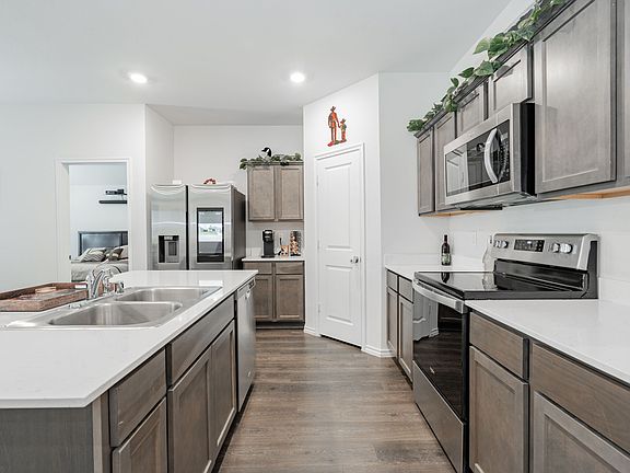 4th image of 908 Old Bluff Ln
