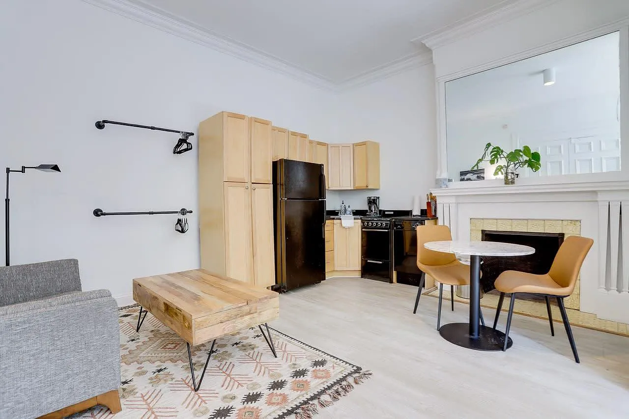 Studio, 400 sqft, $3,500 — Photo 4