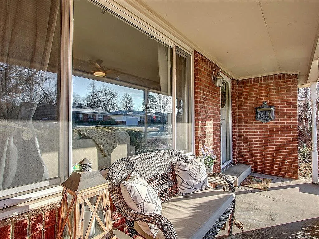 3 bed, 1.5 bath, 1372 sqft, $1,595 — Photo 2