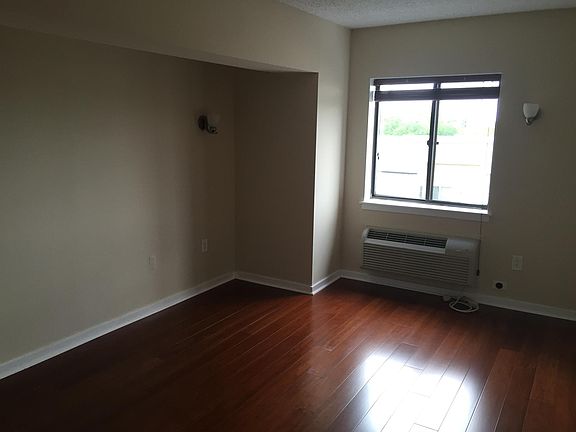 2nd image of 200 Lombard St #1