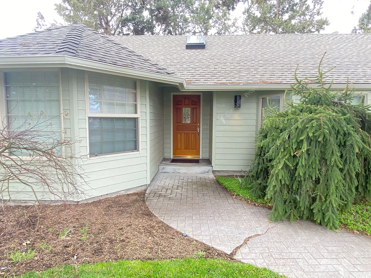 Charming Ranch-Style Home with Lush Landscaping and Ideal NE Location — Photo 2