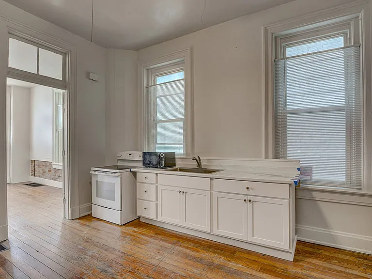 2235 Victor St #1B — Photo 8