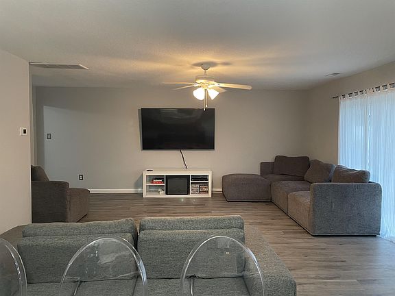 5th image of 528 S Gladstone Dr