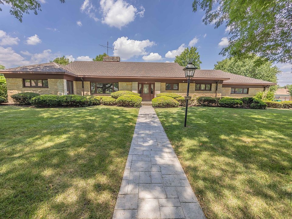 1st image of 901 Sherwood Pl