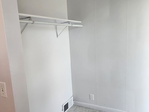 Front closet/walkway