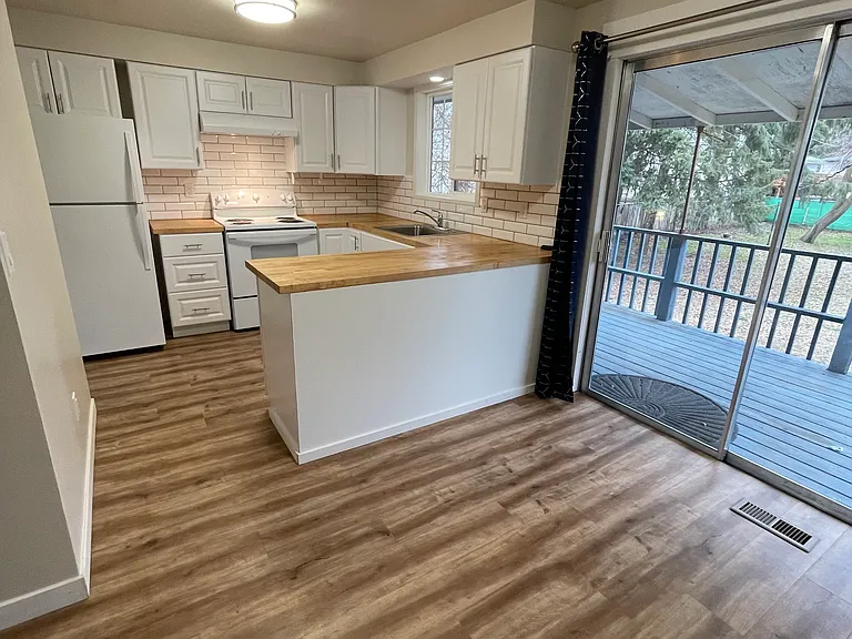 2908 S Pines Rd — Photo 3