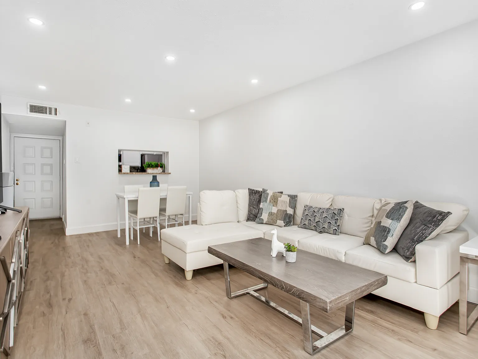 3 bed, 1357 sqft, $2,400 — Photo 3