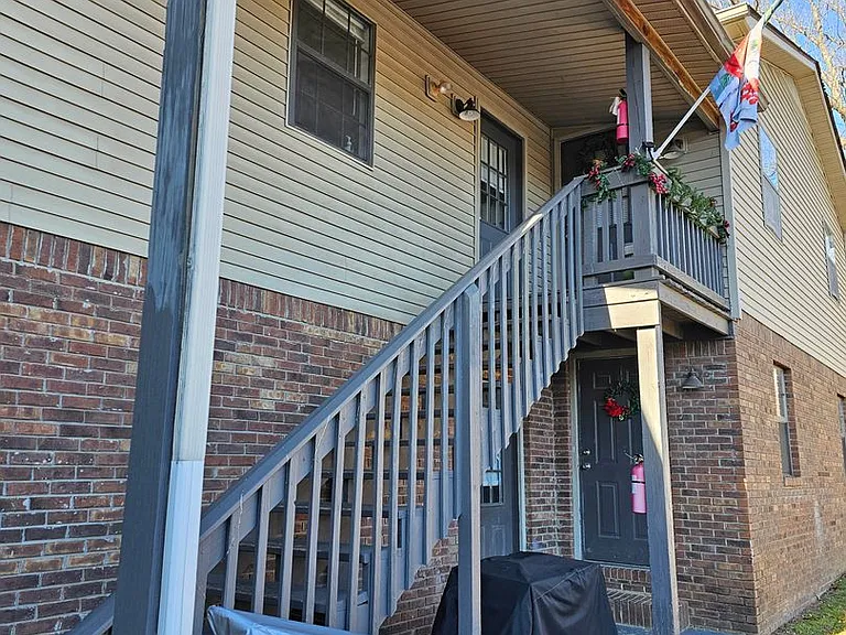 Spacious 4 Bedroom 2 Bath Upstairs unit! — Photo 11
