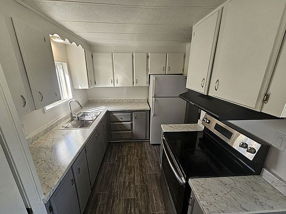 3rd image of 40414 N Newport Hwy Trlr 21