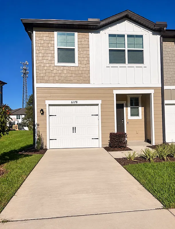 3 bed, 2.5 bath, 1386 sqft, $2,100 — Photo 1