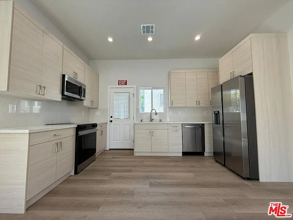 2 bed, 2.0 bath, 850 sqft, $3,500 — Photo 3