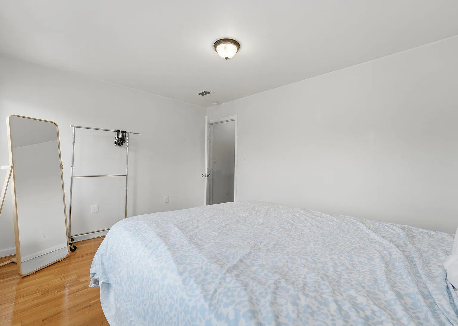 3 bed, 2.0 bath, 1000 sqft, $2,350 — Photo 2