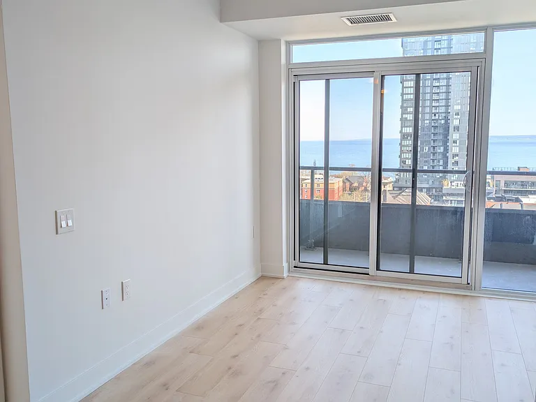 2088 James St #1007 — Photo 7