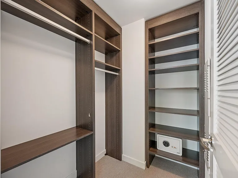 260 King St #1011 — Photo 16