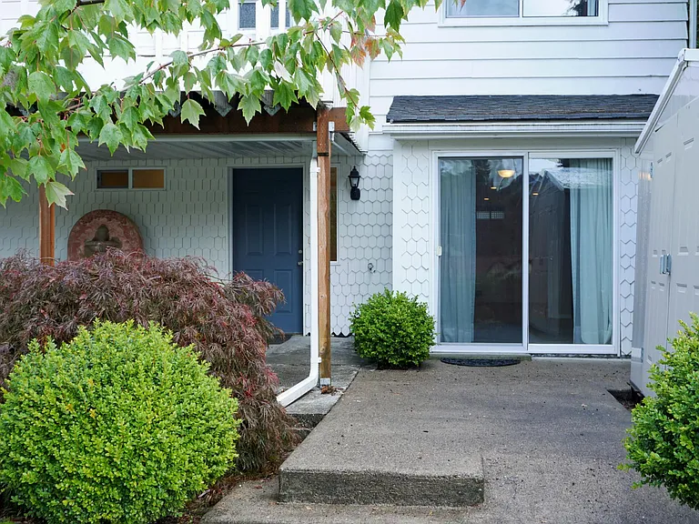 8203 35th Ave SW — Photo 3