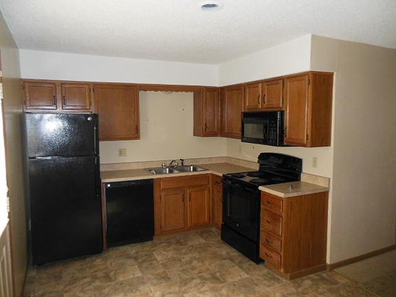 3rd image of 625 NE English Manor Dr APT B