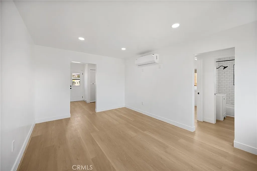 2 bed, 700 sqft, $2,825 — Photo 3