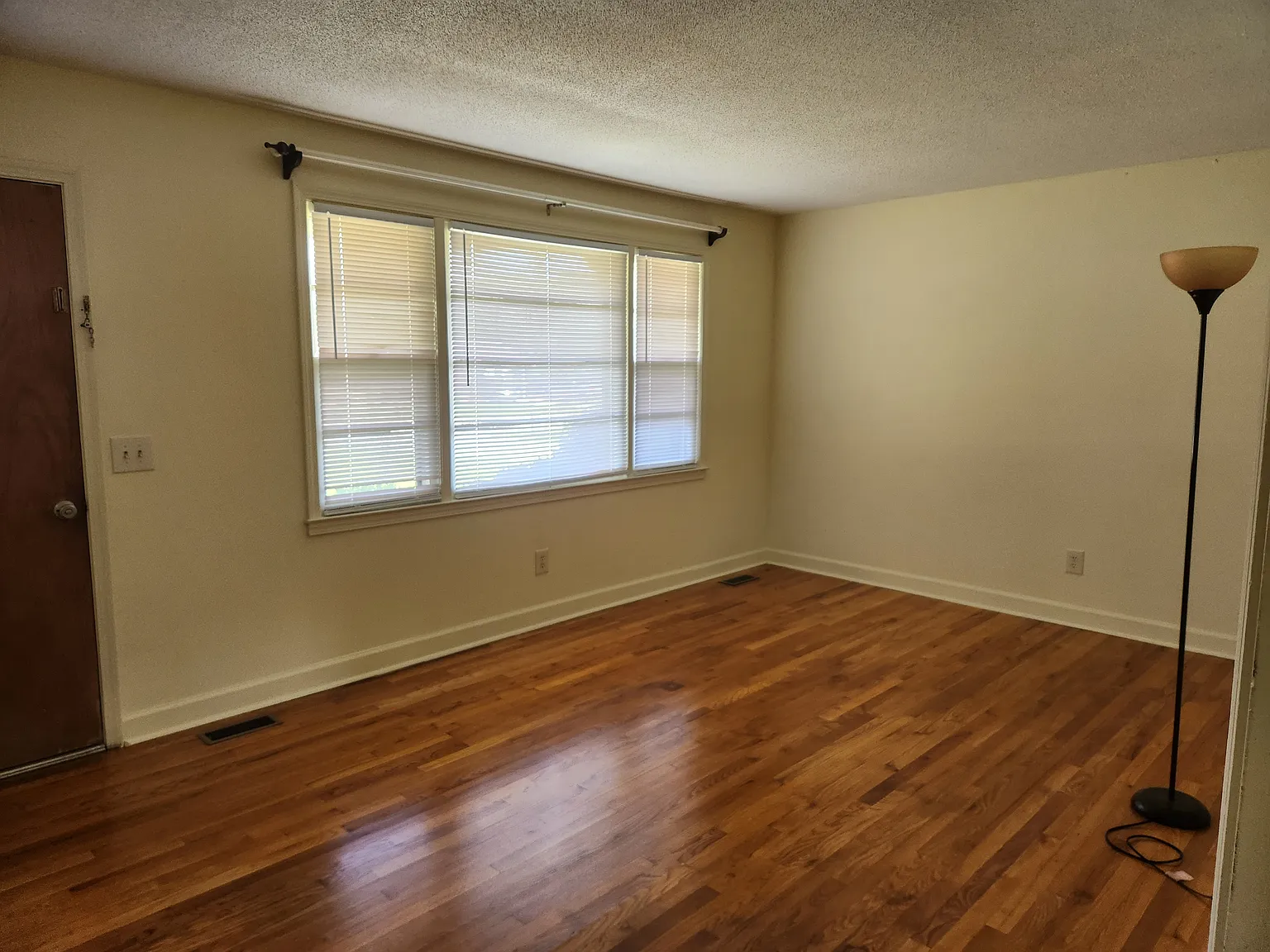 3 bed, 1.5 bath, 1486 sqft, $1,500 — Photo 3