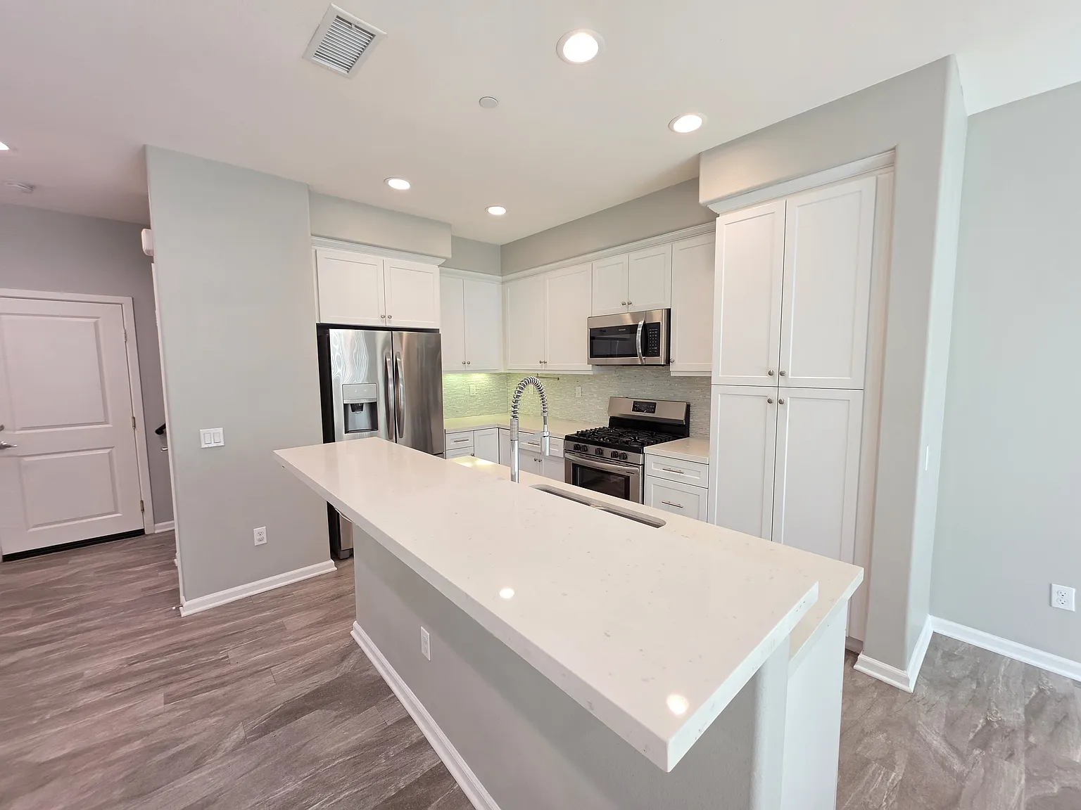 4 bed, 2.5 bath, 1574 sqft, $4,000 — Photo 3