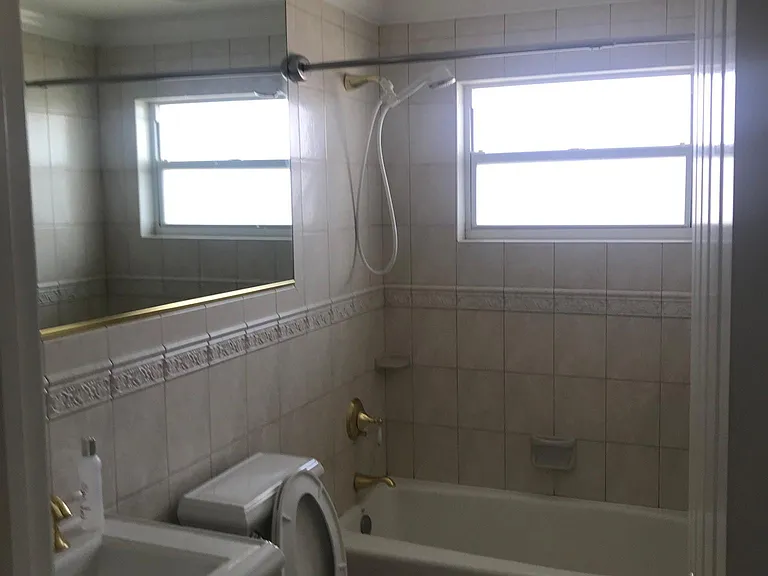 Bathroom with Tub between bedrooms 1 &2