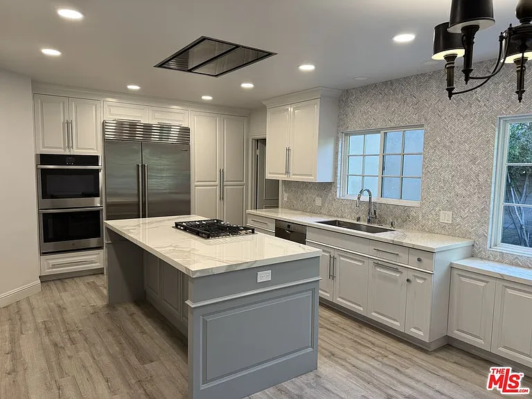 519 N Rexford Dr — Photo 1