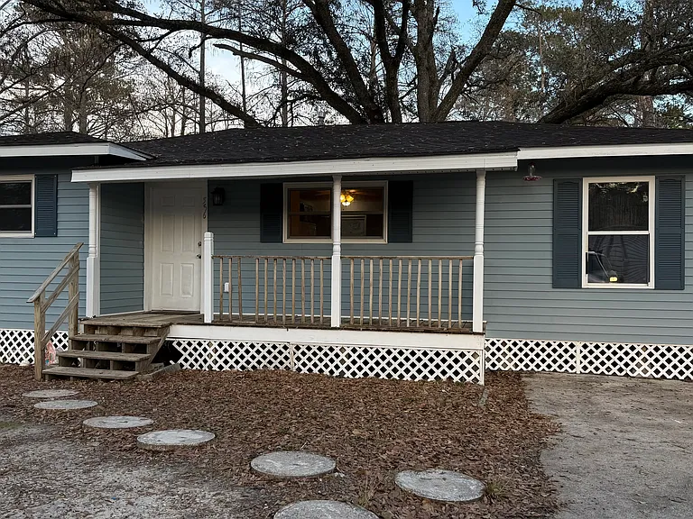 556 Sunset Dr — Photo 1