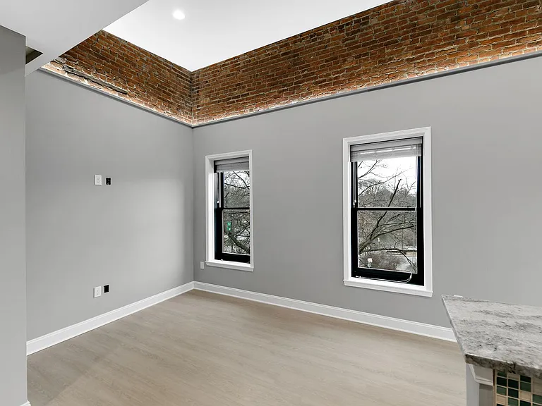560 Madison Ave — Photo 10