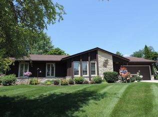 371 Briar Ct, Pewaukee, WI 53072
