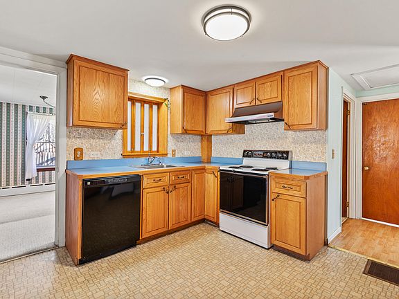 4th image of 39 Elmwood Avenue
