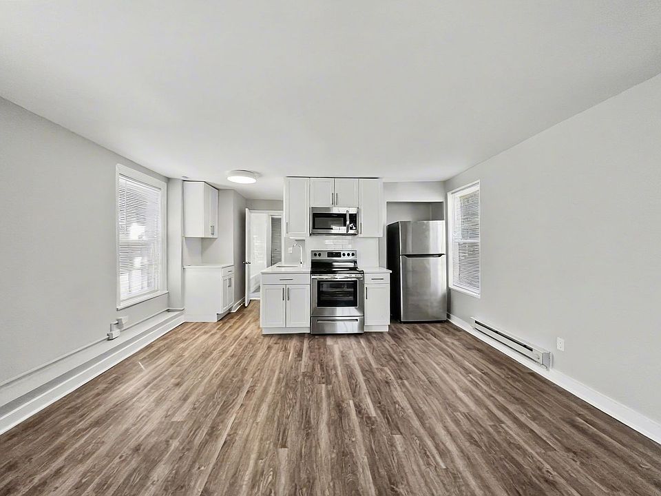 1st image of 327 Meetinghouse Ln #4