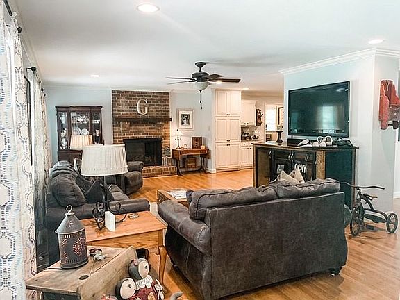 2nd image of 906 Hickory Nut Ct