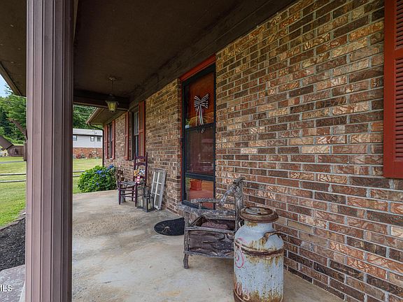 3rd image of 303 Cloverleaf Ct