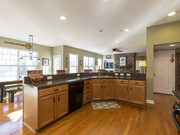 5th image of 718 Cowan Dr