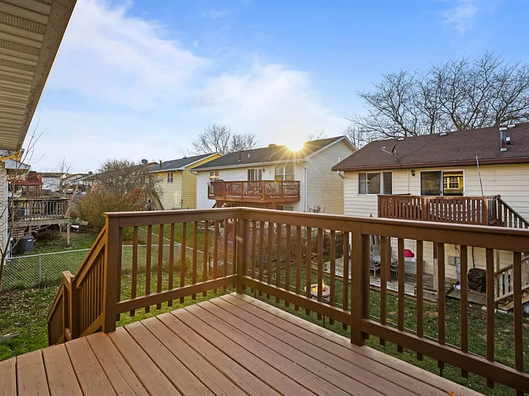 Honeywood Dr — Photo 38