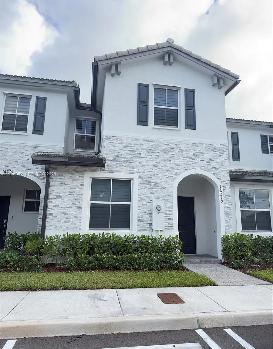 Cedar Pointe — Photo 1
