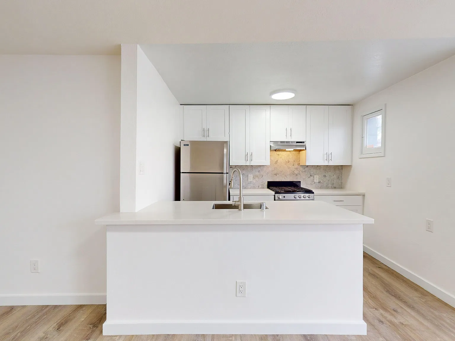 Spacious 3BR plus office / 1BA Apartment in Lower Haight Ashbury Prime SF Location! Laundry in Unit! — Photo 4