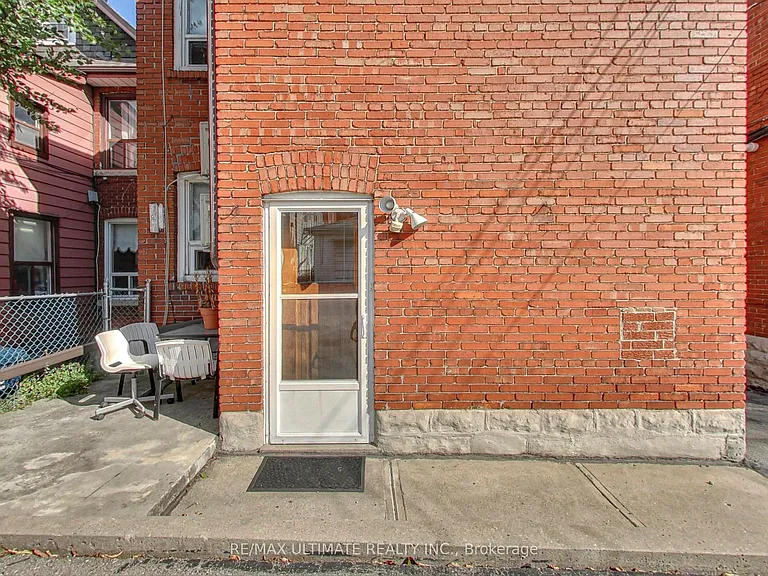 1652 Dufferin St #B — Photo 2