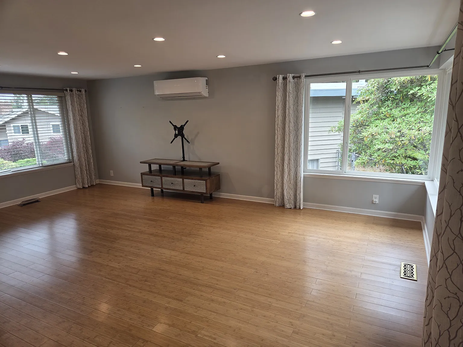 4 bed, 2.5 bath, 2400 sqft, $4,295 — Photo 4