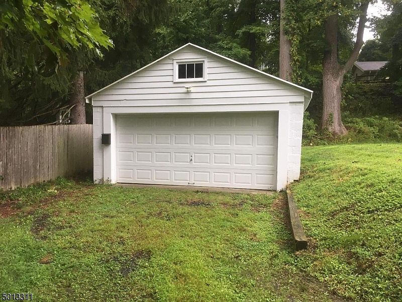 2nd image of 1 Woodland Rd
