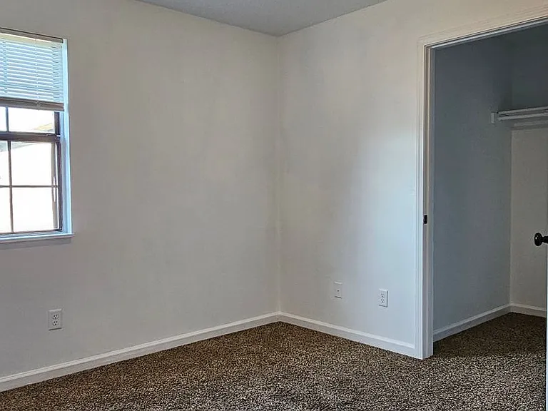 Spacious 4 Bedroom 2 Bath Upstairs unit! — Photo 19